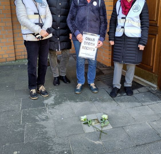 Ein Stolperstein ist frisch verlegt, vier Hildesheimer Omas gegen Rechts posieren fürs Foto.