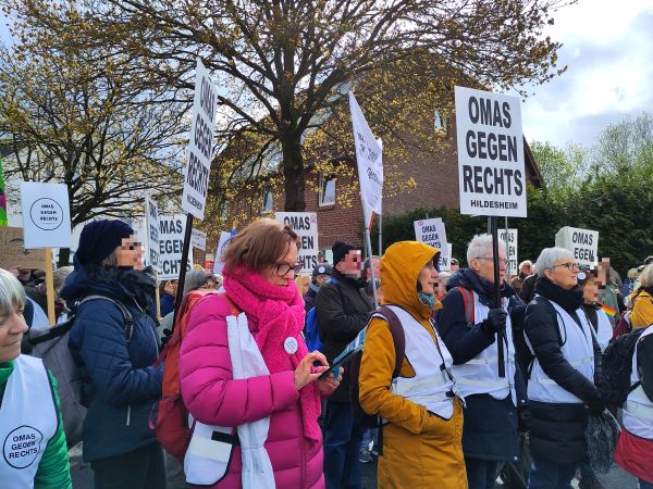 Hildesheimer Omas gegen Rechts lauschen den Reden