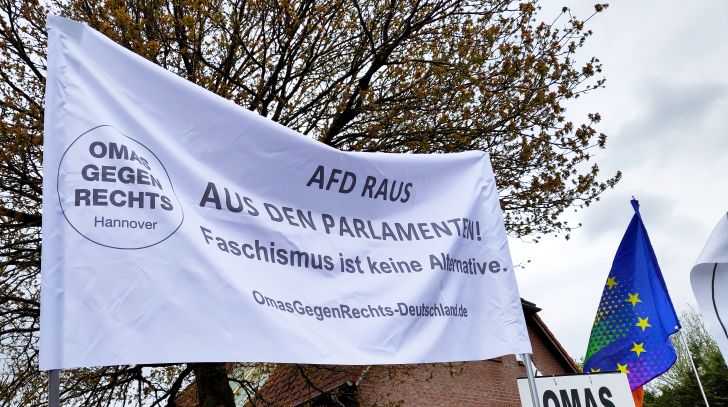 Demo-Transparent der Omas gegen Rechts aus Hannover: „AfD raus aus den Parlamenten! Faschismus ist keine Alternative.“