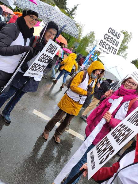 Fröhliche Hildesheimer Omas gegen Rechts im Regen