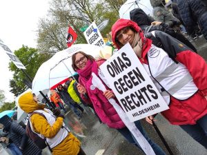 Fröhliche Hildesheimer Omas gegen Rechts im Regen