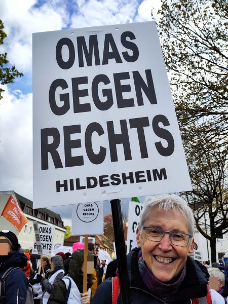 Demonstrantin mit Schild „Omas gegen Rechts Hildesheim“