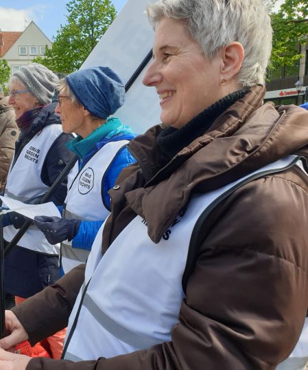 Hildesheimer Omas gegen Rechts hören zu beim Pulse of Europe