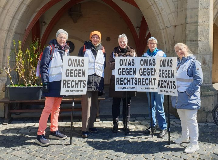 Hildesheimer Omas gegen Rechts posieren vor dem Hildesheimer Rathaus
