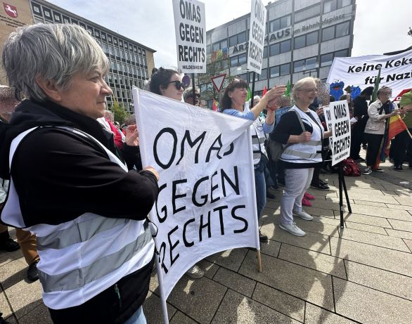 OMAS GEGEN RECHTS präsentieren Transparente und Plakate.