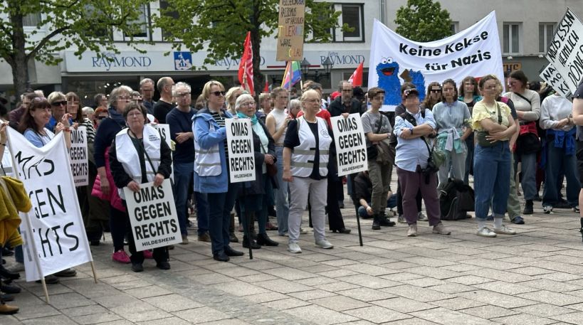 OMAS GEGEN RECHTS in einer Menschengruppe auf der Lilie.