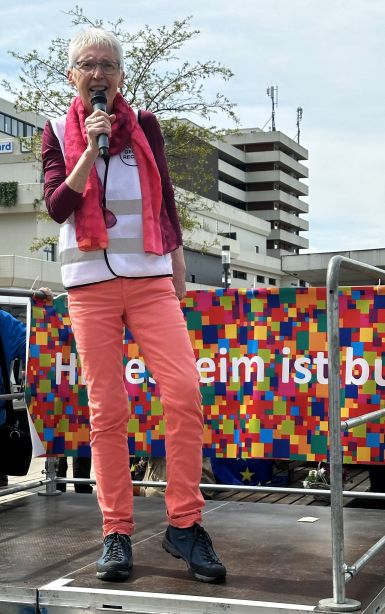 Eine der OMAS GEGEN RECHTS hält auf der Bühne eine Rede.