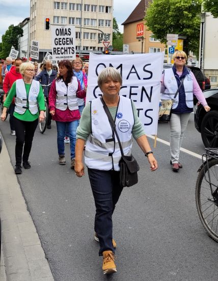Der OMA-Block mit Banner und Plakaten im Demonstrationszug