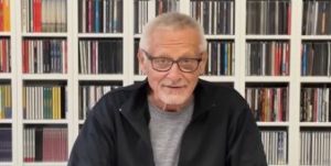 Konstantin Wecker vor einem CD-Regal. Dies ist ein Vorschaubild für das verlinkte Video.