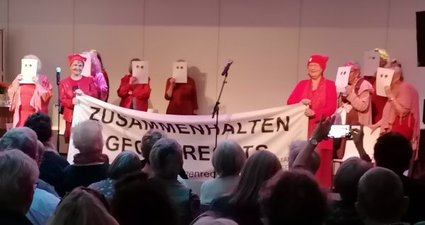 Eine Performance der Wiener OMAS GEGEN RECHTS