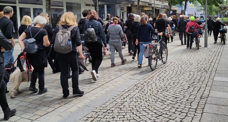 Schweigend ziehen Menschen in Schwarz durch Hildesheim, um auf Femizide = Frauentötungen aufmerksam zu machen.