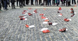Auf dem Marktplatz von Hildesheim stehen rote Schuhe, unter jedem von ihnen die Geschichte einer getöteten Frau.