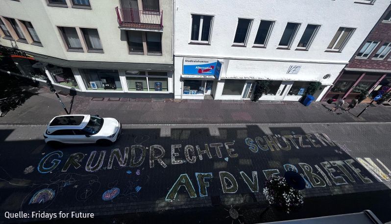 Das fertige Kunstwerk aus der Luft: „Grundrechte schützen. AfD verbieten!“