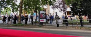Unter Polizeischutz versammeln sich die Rechtsextremen von der AfD Sachsen-Anhalt vor dem Magdeburger AMO, in dem der Landesparteitag stattfinden soll.