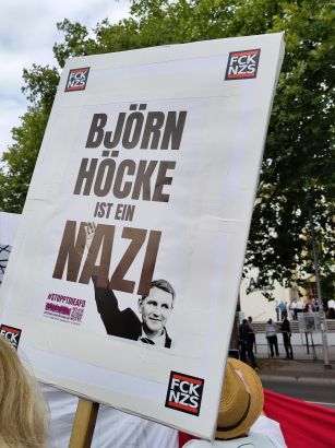 Demoplakat mit dem Text „Björn Höcke ist ein Nazi“