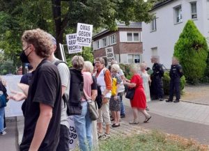 Bild einiger Hildesheimer OMAS GEGEN RECHTS auf der Protestkundgebung gegen den AfD-Landesparteitag in Magdeburg