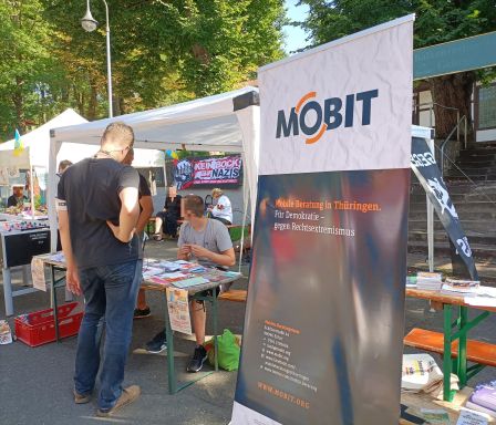 Auf dem Demokratiefest in Nordhausen informieren viele Stände über demokratiestärkende Angebote, hier Mobit gegen Rechtsextremismus.