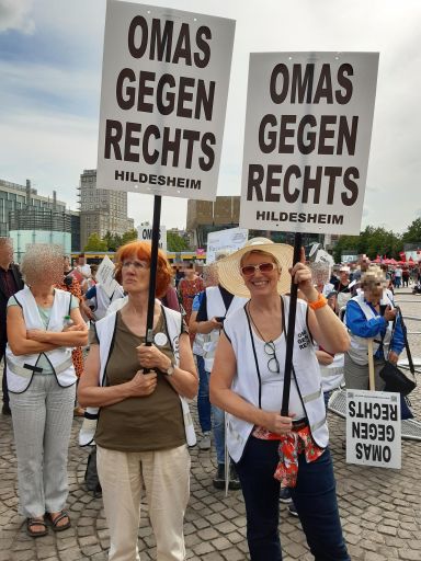 OMAS GEGEN RECHTS aus Hildesheim halten in Leipzig Demo-Schilder hoch.