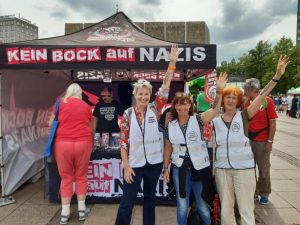 "Kein Bock auf Nazis" sagen die OMAS GEGEN RECHTS aus Hildesheim – nicht in Leipzig und auch anderswo nicht!