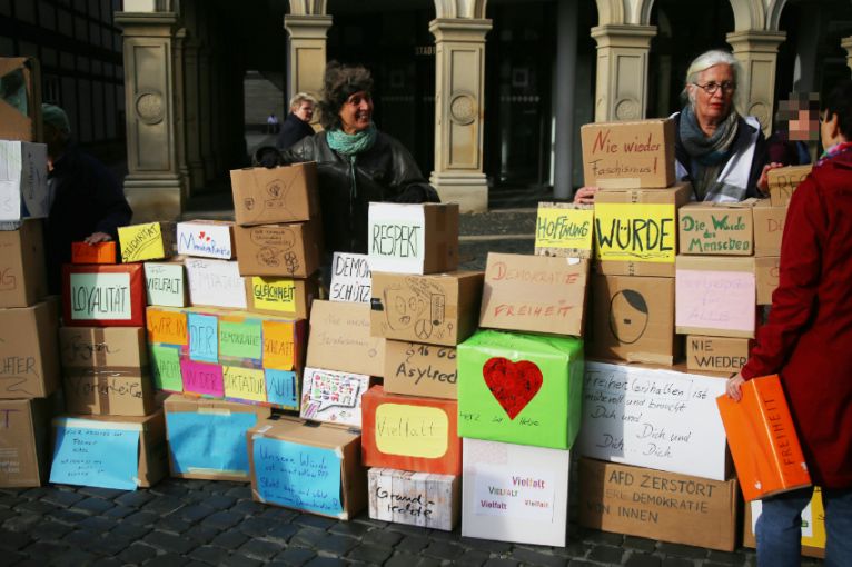 Ein Teil der Hildesheimer Brandmauer mit vielen individuell beschrifteten Kartons