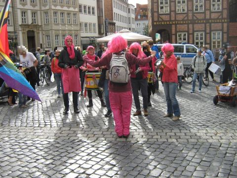 Die pink kostümierte Trommelgruppe auf dem Marktplatz