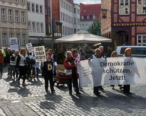 Der Demonstrationszug läuft auf dem Marktplatz ein.