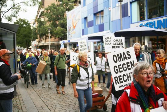 Der Demonstrationszug unterwegs in der Fußgängerzone