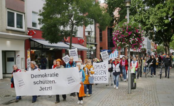 Der Demonstrationszug unterwegs in der Fußgängerzone