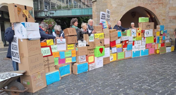 Die Hildesheimer Brandmauer in voller Größe und Schönheit: bestimmt acht Meter lang und bis zu ca. 1,80 Meter hoch. Und bunt!
