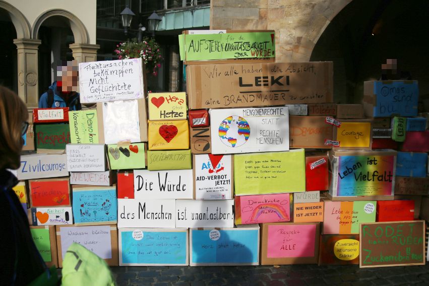 Ein Teil der Hildesheimer Brandmauer mit vielen individuell beschrifteten Kartons