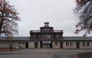 Das Torhaus mit dem Eingang zum Lager Buchenwald
