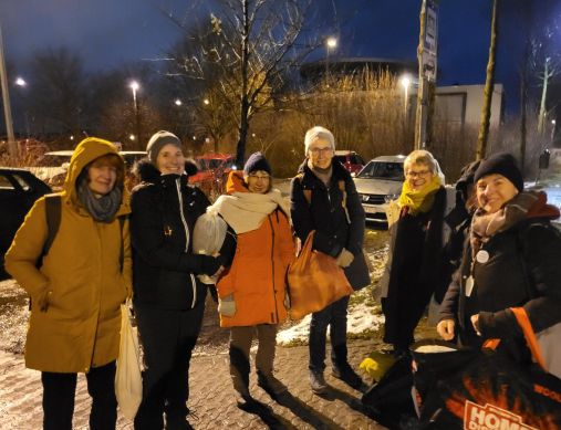 Sieben OMAs auf dem nächtlichen Parkplatz warten auf den Bus nach Riesa.