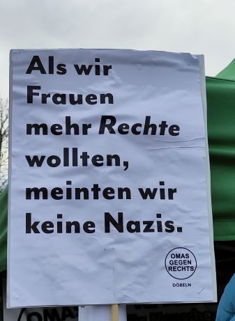 Ein Plakat mit der Aufschrift: „Als wir Frauen mehr Rechte wollten, meinten wir keine Nazis.“