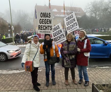 Vier Hildesheimer OMAS gegen Rechts stehen mit Plakaten vor dem Bündheimer Schloss in Bad Harzburg.