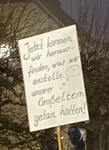 Ein Demoplakat mit dem Text: "Jetzt können wir herausfinden, was wir anstelle unserer Großeltern getan hätten!"