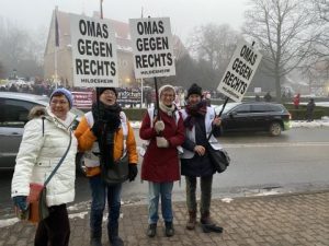 Vier Hildesheimer OMAS gegen Rechts stehen mit Plakaten vor dem Bündheimer Schloss in Bad Harzburg.