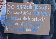 Ein Schild auf der Hildesheimer Demo gegen Rechts. Die Aufschrift: „So sprach Jesus: Du sollst deinen Nächsten lieben wie dich selbst; außer er ist Ausländer, dann schieb ihn ab.“