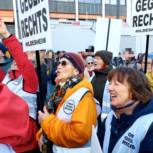 Einige OMAS GEGEN RECHTS bei der Demo in Hildesheim, Sie rufen voller Engagement.