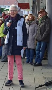 Eine OMA gegen Rechts mit Mikrofon in der Hand.