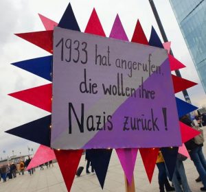 Beleuchtetes Demoplakat: "1933 hat angerufen, die wollen ihre Nazis zurück!"