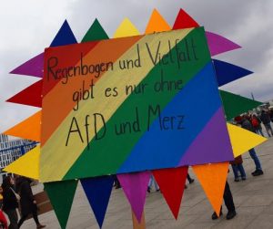 Beleuchtetes Demoplakat: "Regenbogen udn Vielfalt gibt es nur ohne AfD und Merz"