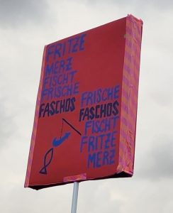 Demoplakat: "Fritze Merz fischt frische Faschos. Frische Faschos fischt Fritze Merz."