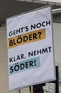 Demoplakat: " Geht's noch blöder? Klar, nehmt Söder!"