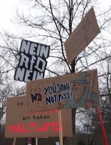 Demoplakate: "Nein, AfD, Nein". "AfD, you shall not pass" (daneben eine Figur aus Herr der Ringe)