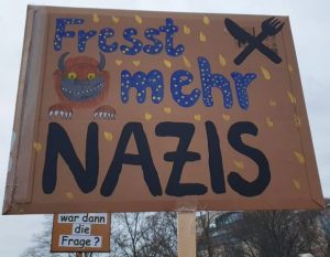 Demoplakat: "Fresst mehr Nazis" Daneben ein Bild eines Monsters aus dem Kinderbuch "Wo die wilden Kerle wohnen"