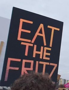 Demoplakat: "Eat the Fritz", in Anlehnung an die Parole "Eat the Rich"
