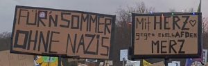 Demoplakate: "Für'n Sommer ohne Nazis" und "Mit Herz gegen ekelhAFDen Merz"