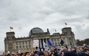 Blick über die Menge hinweg auf den Reichstag