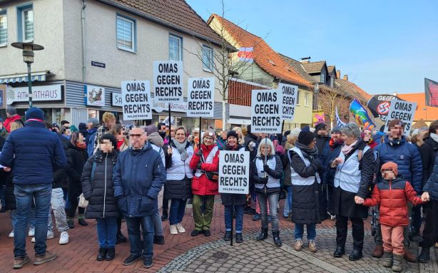Menschen in Sarstedt demonstrieren gegen Rechts, In der Menge sieht man auch einige OMAs gegen Rechts mit ihren Westen und Schildern.