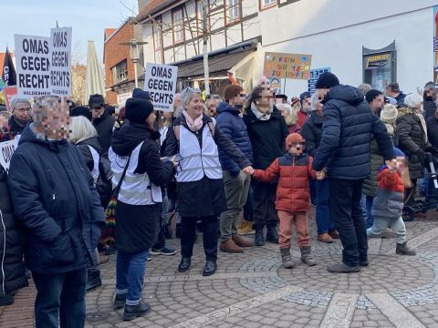 Menschen in Sarstedt demonstrieren gegen Rechts, In der Menge sieht man auch einige OMAs gegen Rechts mit ihren Westen und Schildern.